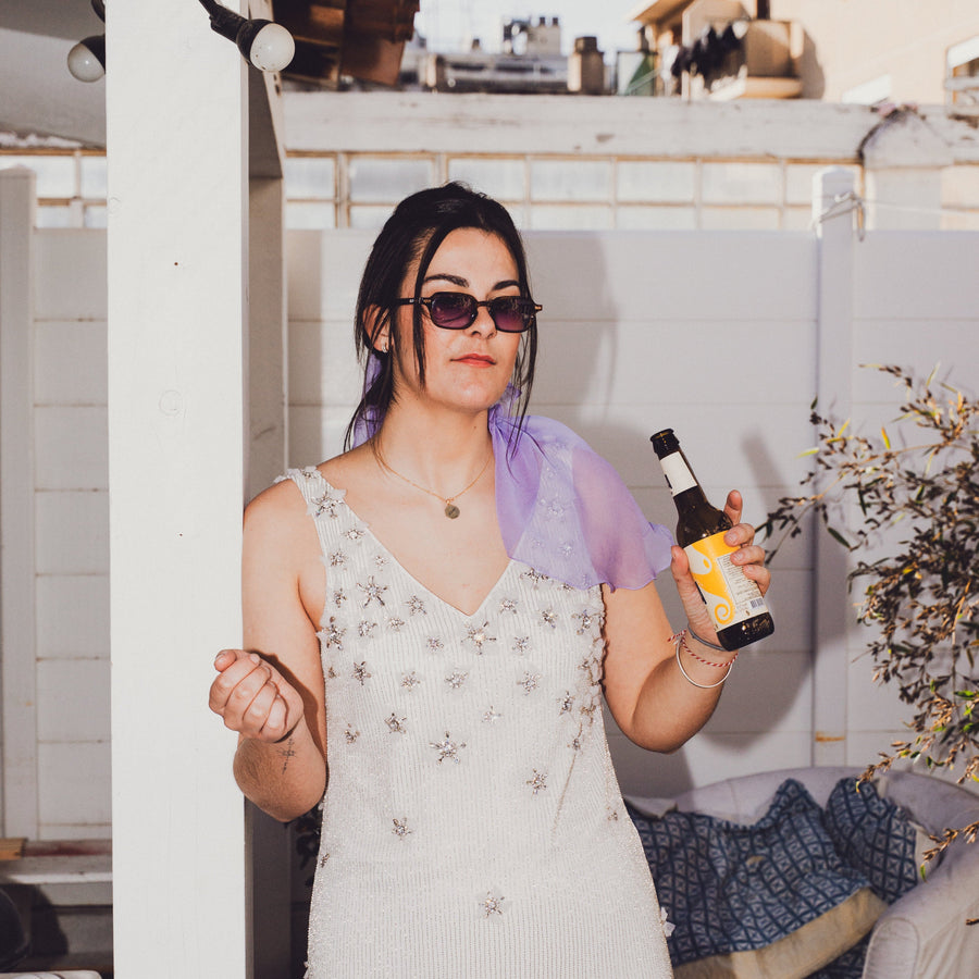 Mariée chill en lunettes de soleil avec un voile de mariée lilas CANEZAN sur les épaules