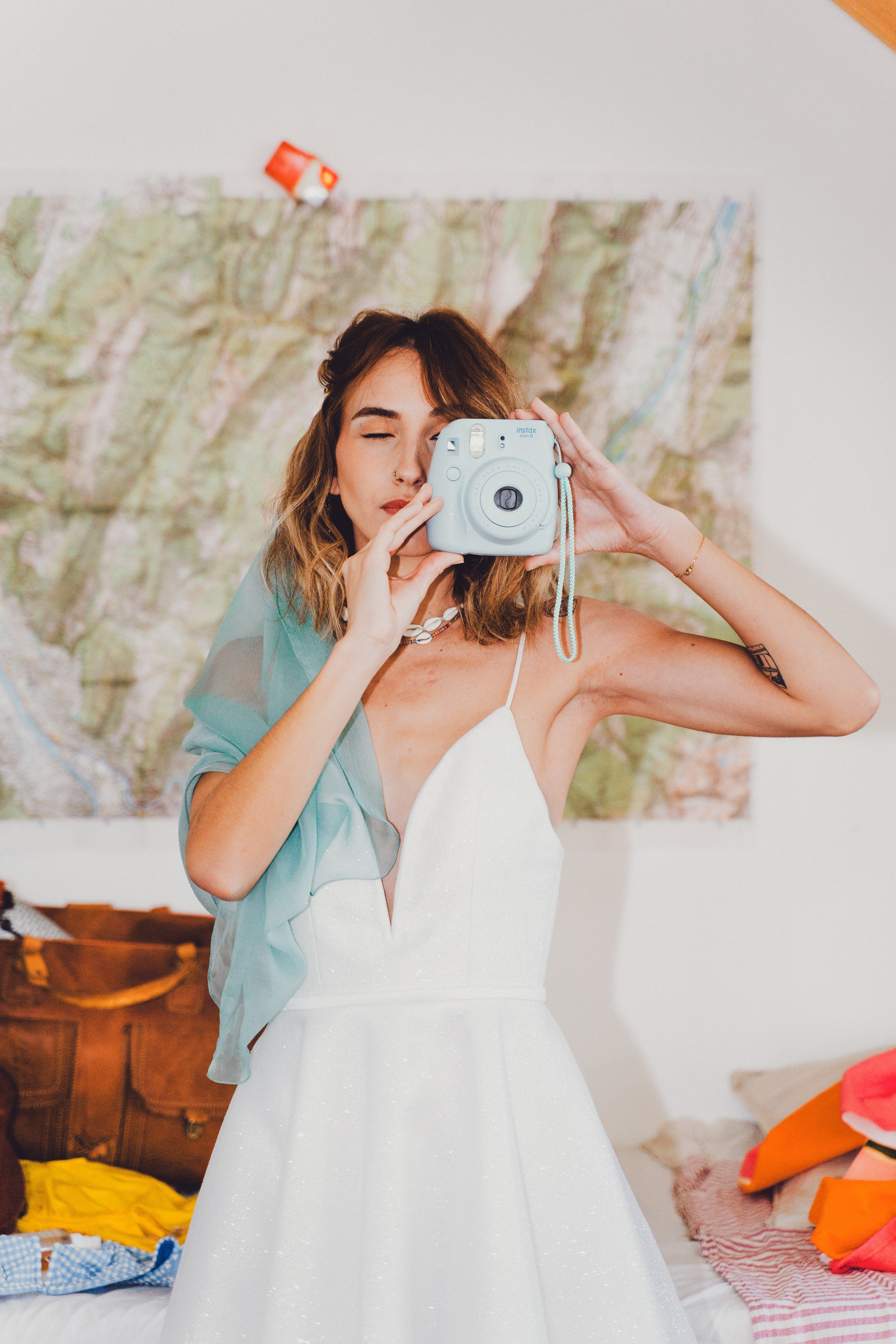La mariée voyageuse avec son appareil photo