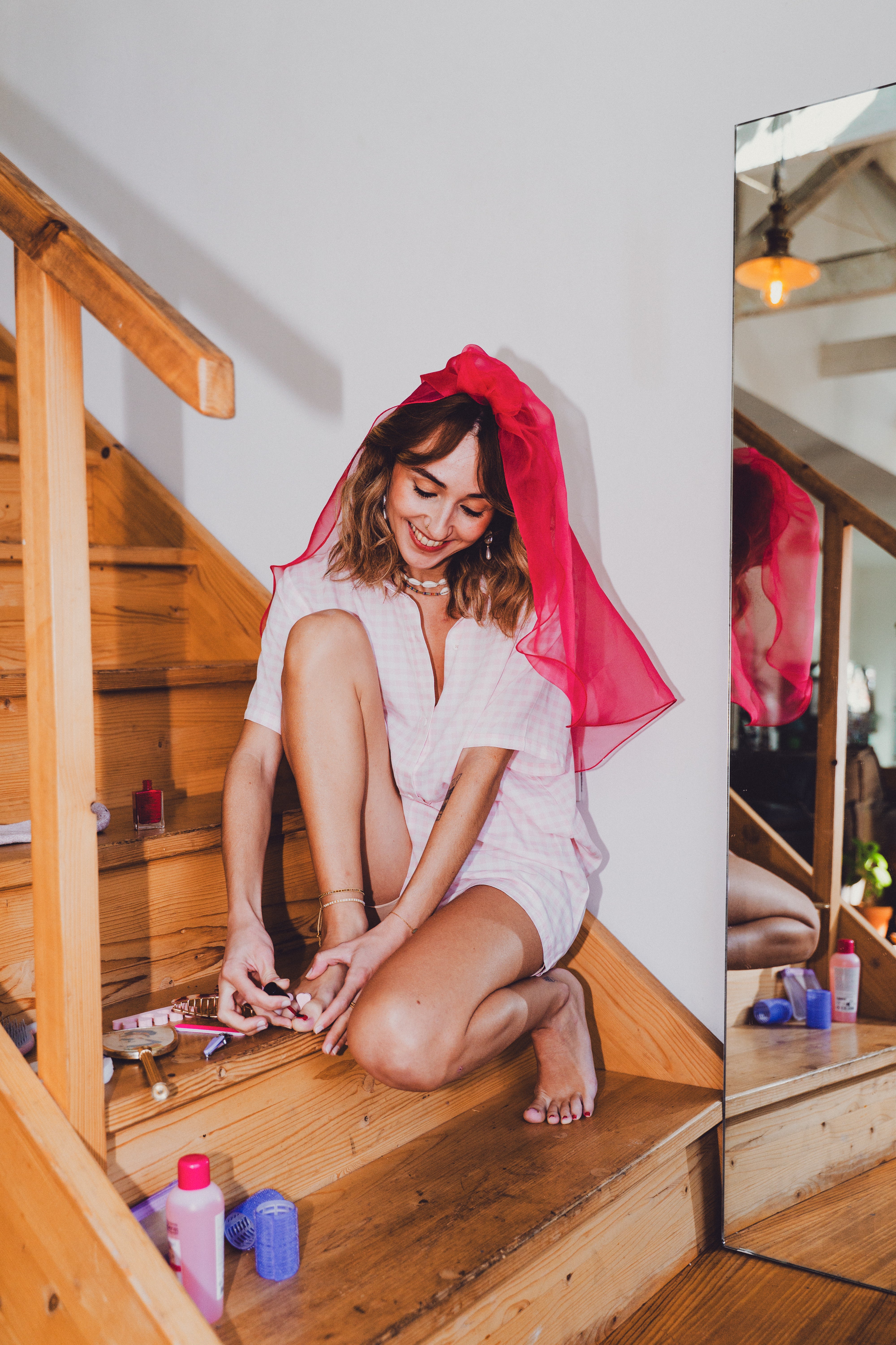 La mariée fêtarde CANEZAN assise avec son voile rose