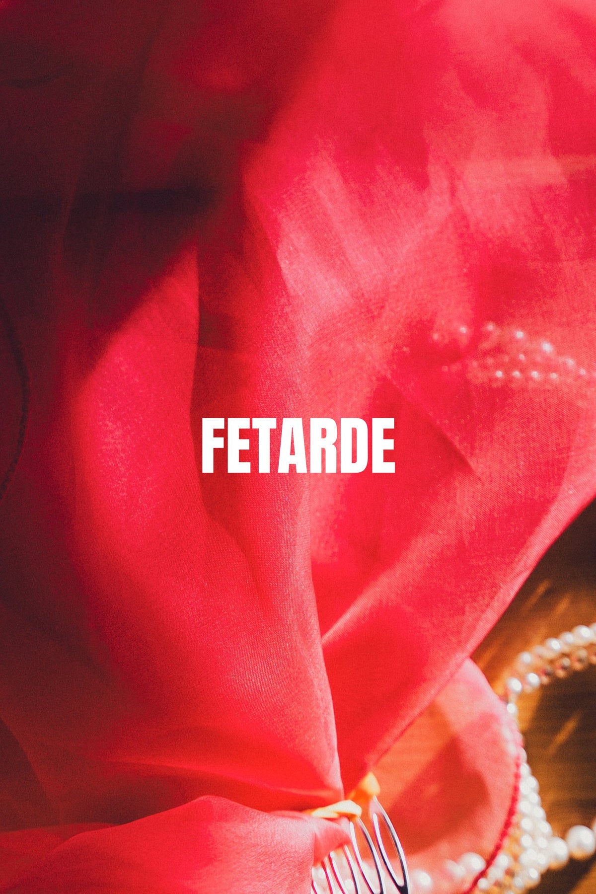 Voile de mariée fuchsia CANEZAN en organza de soie et collier de perles, avec le mot « Fêtarde »