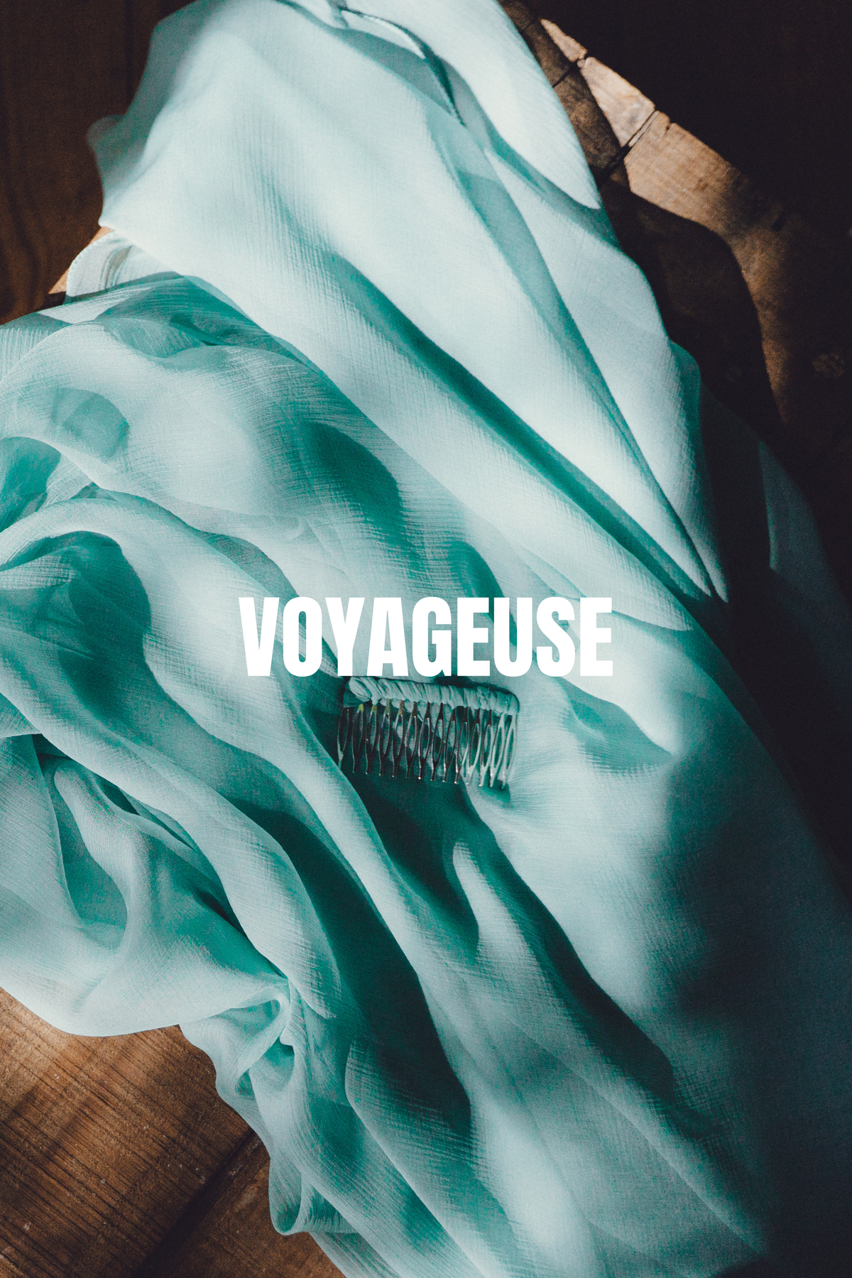 Voile de mariée bleu lagon CANEZAN et peigne, avec le mot « Voyageuse »