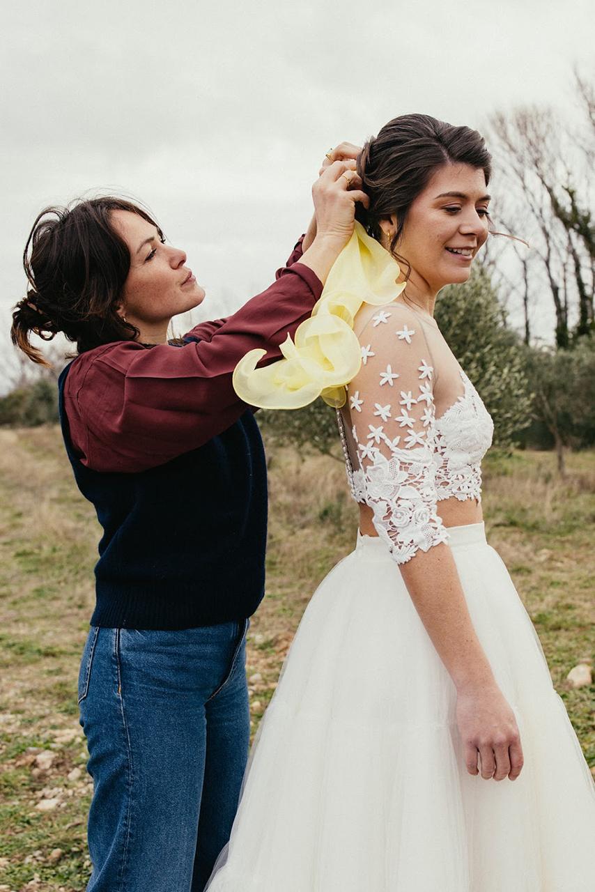 Lucile pose un voile CANEZAN dans la coiffure d’une mariée